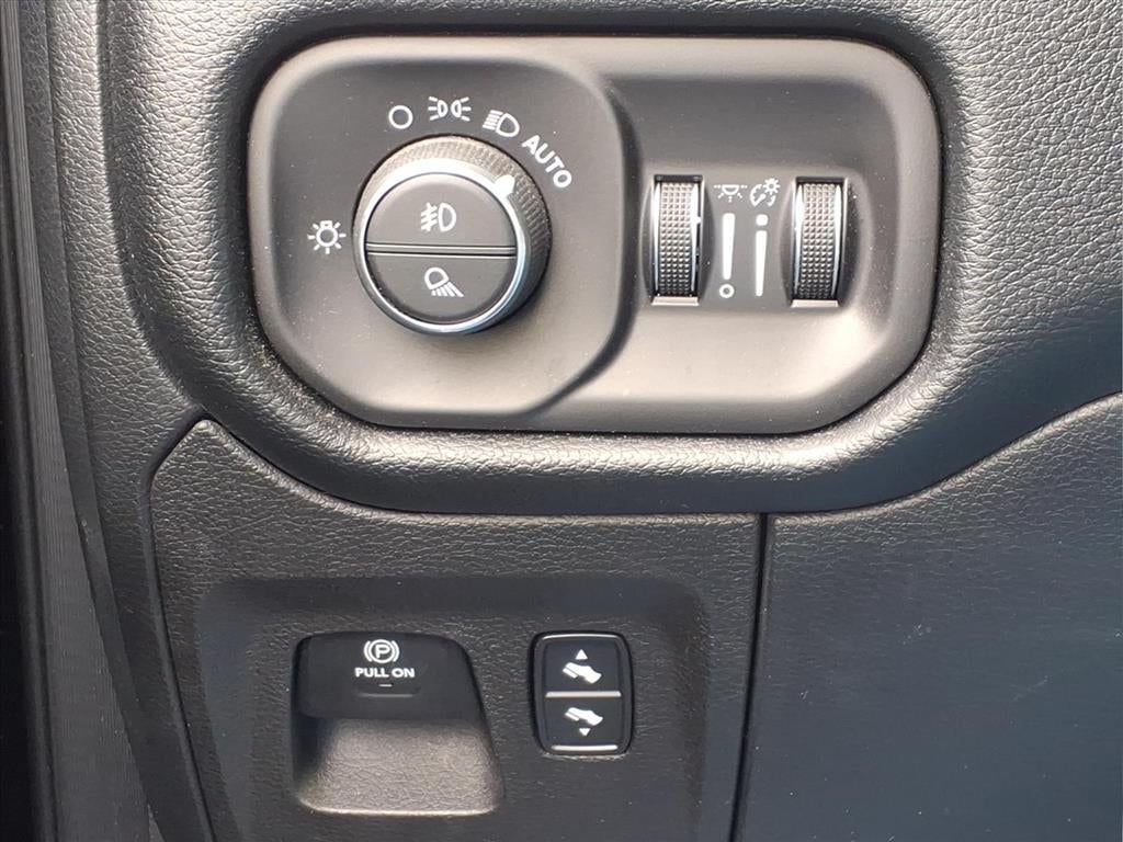 2020 RAM 1500 Laramie Crew Cab 4x4 5'7' Box