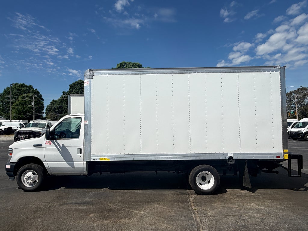 2022 Ford E-450 Cutaway Base