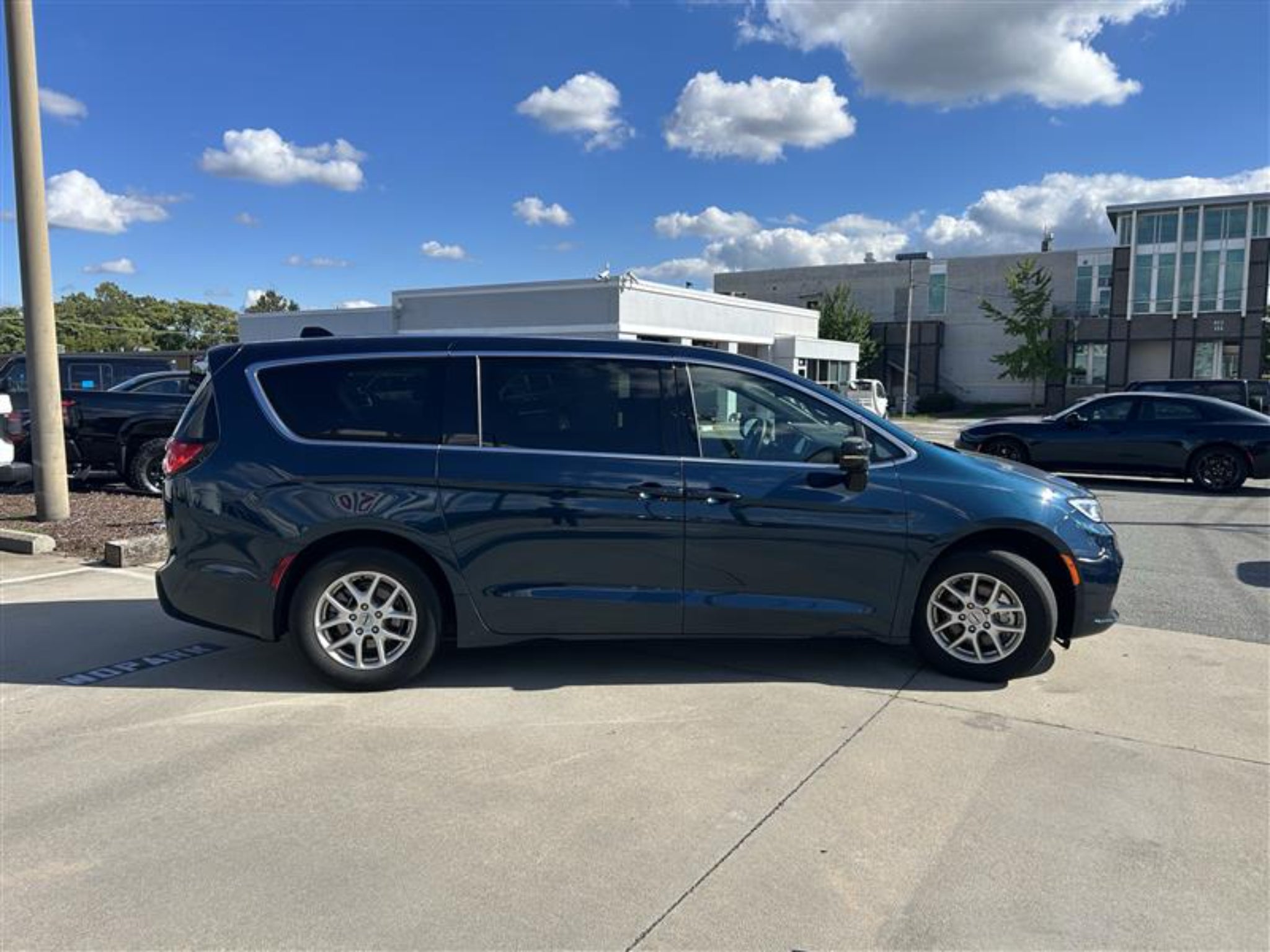 2025 Chrysler Pacifica Select