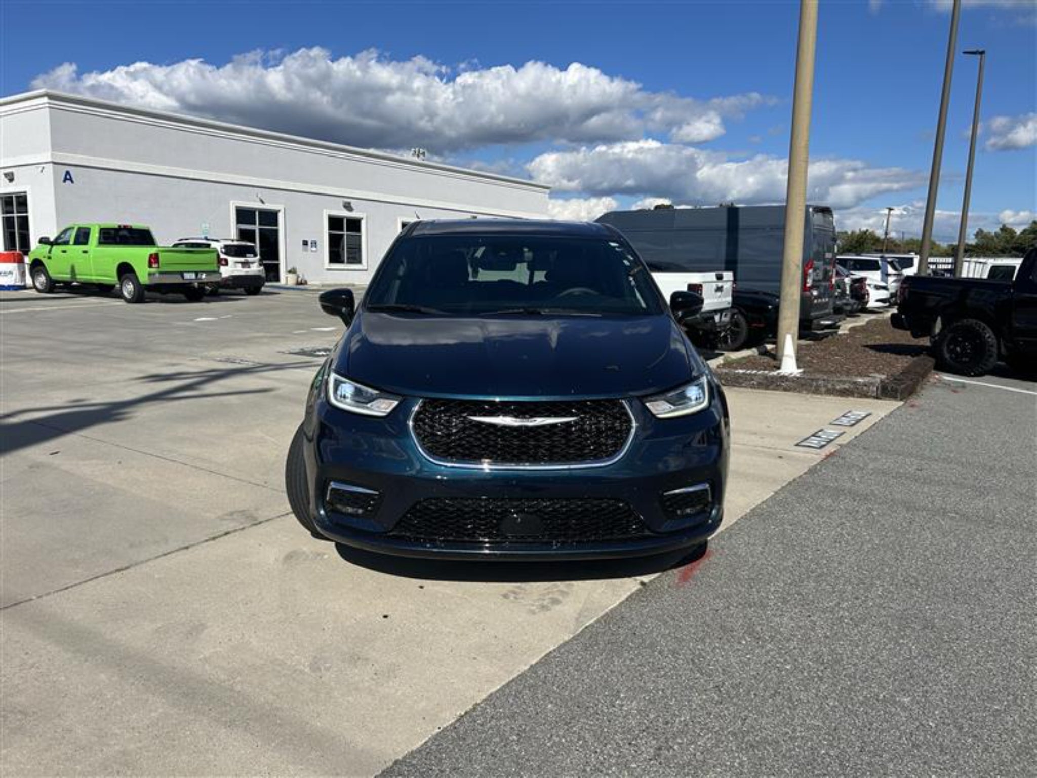 2025 Chrysler Pacifica Select