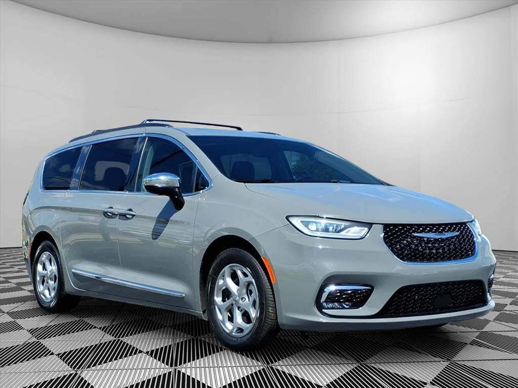 2023 Chrysler Pacifica Limited's photo