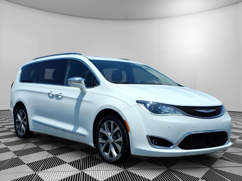 2017 Chrysler Pacifica Limited's photo