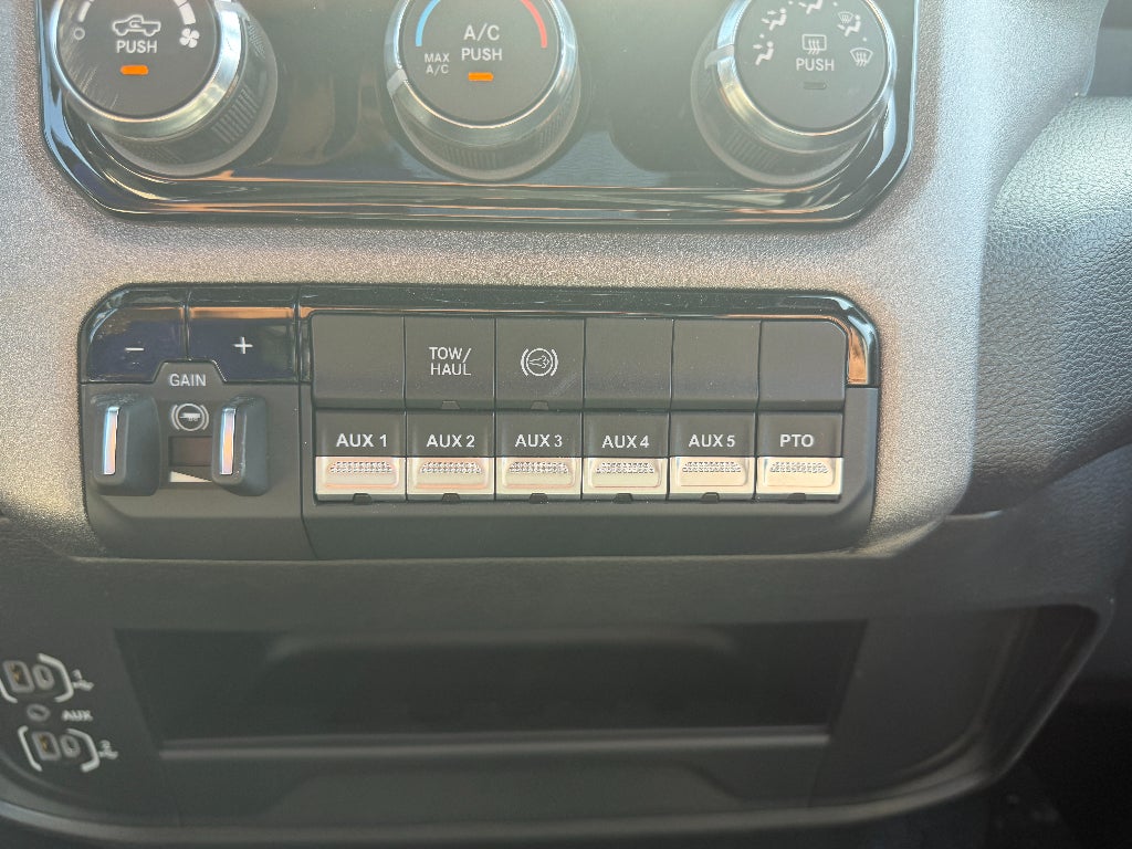 2026 RAM Ram 5500 Chassis Cab RAM 5500 TRADESMAN CHASSIS REGULAR CAB 4X4 108' CA
