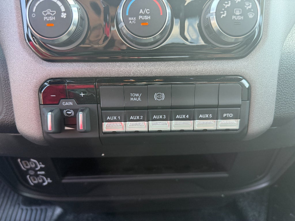 2026 RAM 5500 Chassis RAM 5500 TRADESMAN CHASSIS REGULAR CAB 4X4 120' CA