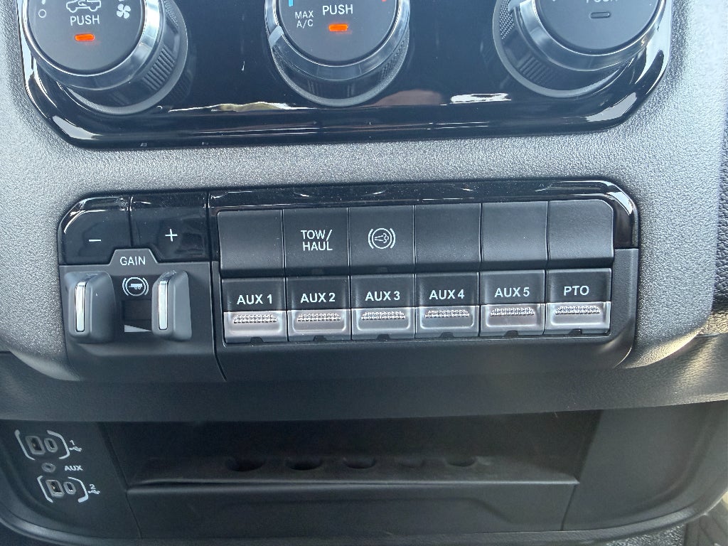 2026 RAM Ram 5500 Chassis Cab RAM 5500 TRADESMAN CHASSIS CREW CAB 4X4 84' CA