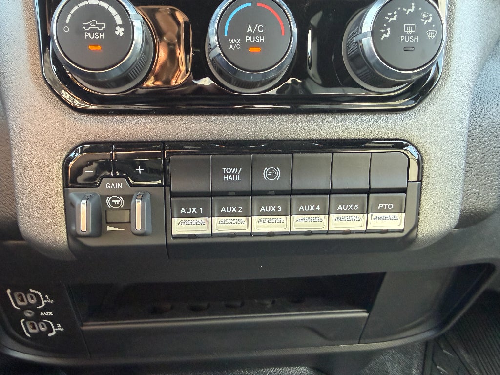 2026 RAM Ram 5500 Chassis Cab RAM 5500 TRADESMAN CHASSIS CREW CAB 4X4 84' CA