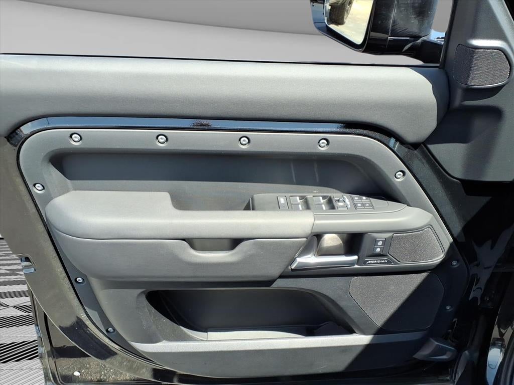 2025 Land Rover Defender 110 P300