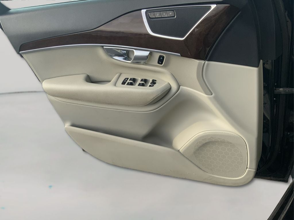 2016 Volvo XC90 T6 Momentum