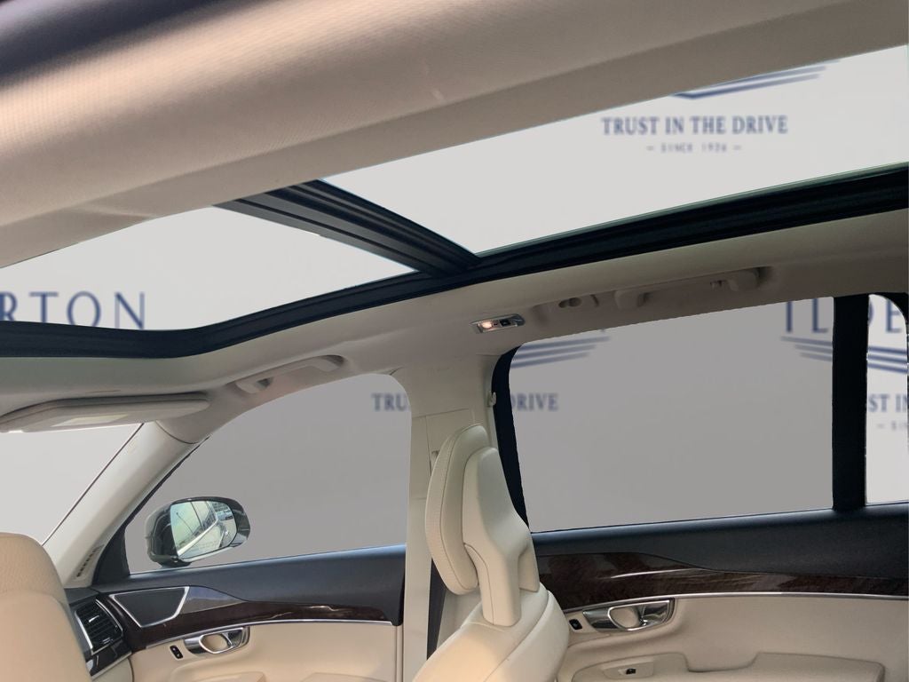 2016 Volvo XC90 T6 Momentum