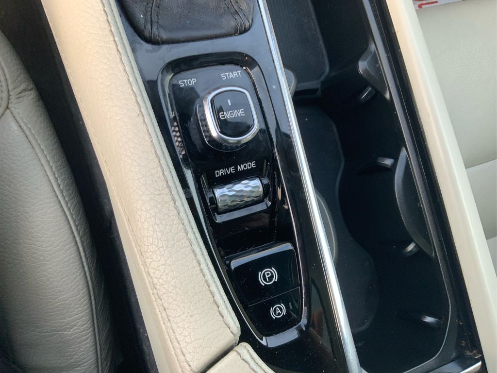 2016 Volvo XC90 T6 Momentum