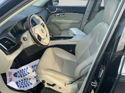 2016 Volvo XC90 T6 Momentum